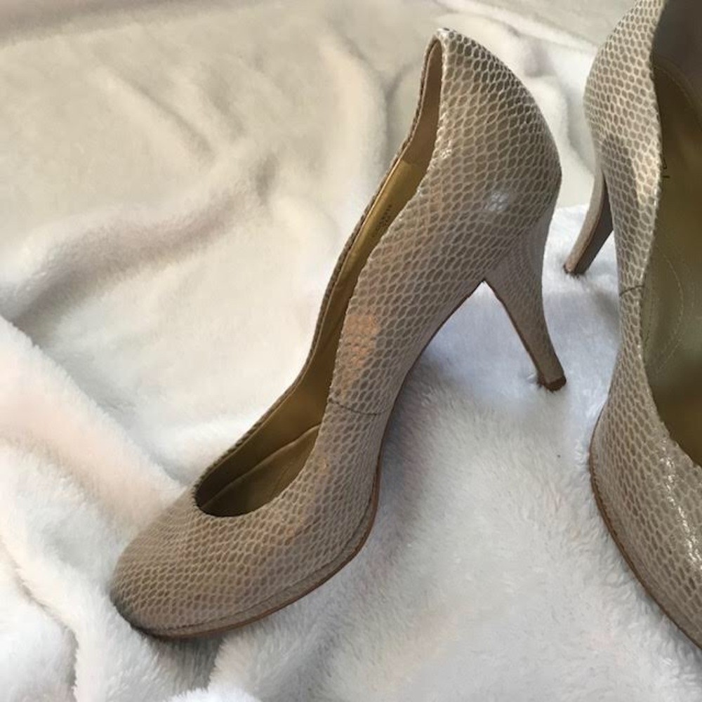 9M Tahari 3 1/2” heel round taupe tan animal print